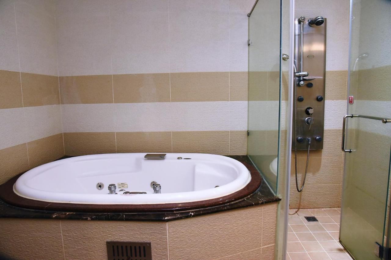 England Business Motel Yilan Esterno foto